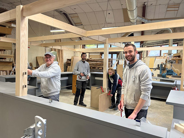 Benjamin, notre chef d’atelier et son équipe de 5 personnes s’occuperont de la fabrication avant de confier la pose finale à l’équipe de poseurs.